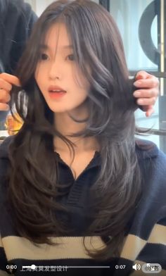 Korean Haircut Female, Cute Haircuts Bangs, Long Hairstyles Layers, Korean Haircut For Long Hair, Korean Haircut Round Faces, Long Hair Korean Style Haircuts, Wavy Hair Korean, Chinese Haircut Woman, Wolfcut Hair Long With Bangs