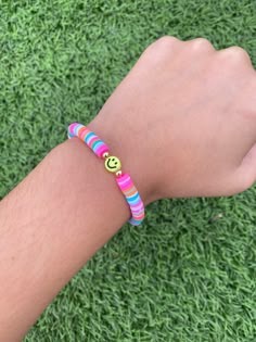 Handmade clay beaded bracelet, with preppy smiley face! Clay Bead Bracelet Ideas Summer Preppy, Preppy Bracelet Ideas, Preppy Smiley Face, Bracelets Preppy, Clay Beaded Bracelet, Accesorios Aesthetic, Make Clay Beads, Bracelet Business, Teen Nails