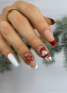 Christmas is a time of joy, warmth, and togetherness. While we decorate our homes and dress up for the season, why not add some holiday cheer to your nails as well? Simple Christmas nails are an easy and fun way to show off your festive spirit. Whether you’re getting ready for a cozy family gathering or a stylish office party, simple Christmas nails can be the perfect accessory. Holiday Nail Inspo Winter, Christmas Nail Art Coffin, Nails Idea Christmas, Nails Art For Christmas, Cool Christmas Nails Design, Thanksgiving Nail Art Fall, Christmas Gingham Nails, Christmas Nail Ideas Coffin Shape, Holiday Nails Thanksgiving Fall