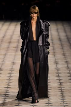 Saint Laurent Aesthetic, Fashion Trend Forecast, Runway Fashion Couture, Event Outfit, Looks Street Style, Black Trousers, Dark Fashion, Runway Looks, Long Black