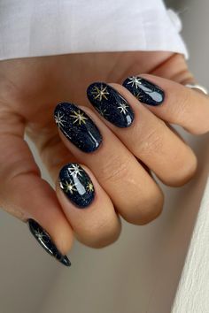 Get ready to sparkle with the best New Year's Eve nail ideas! From glamorous glitter to stunning metallic designs, find the perfect nail ideas to ring in the new year in style. Explore unique New Year's nails that you'll love... Almond Christmas Nails, New Year's Eve Nails, Cobalt Blue Nails, Belle Nails, Blue Christmas Nails, Christmas Nail Ideas, New Years Nail Designs, Pink Chrome Nails, New Years Eve Nails