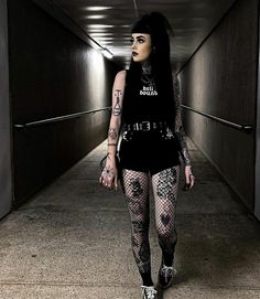 Black Metal Concert Outfit, Goth Concert Outfit Ideas, Metal Head Outfits Girl, Summer Metal Concert Outfit, Evanescence Concert Outfit, Dark Festival Outfit, Aftershock Festival Outfit, Goth Festival Outfit Summer, Punk Concert Outfit Summer