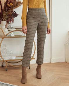 Plaid Pants Outfit Women Work, Brown Houndstooth Pants Outfit, Plaid Pants Outfit Women, Brown Plaid Pants Outfit, Houndstooth Pants Outfit, Brown Ankle Boots Outfit, Brown Pants Outfit, Plaid Pants Outfit, Brown Slacks