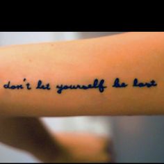 a person with a tattoo on their arm that says, don't let yourself be lost