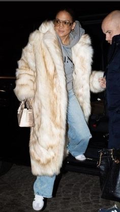 Fur Coat Casual Outfit, Fur Cardigan Outfit, Big Fur Coat, Jennifer Lopez Hair, White Fur Coat, New York Outfits, Casual Luxe, University Outfit, Sleek Dress