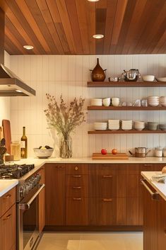 Two Tone Mid Century Kitchen, Mid Century Modern Kitchen Lights, Mid Century Modern Kitchen Decor Ideas, Mid Century Modern Inspired Kitchen, Kitchen Ideas Mid Century Modern, Kitchen Cabinets Mid Century Modern, Midcentury Kitchen Ideas