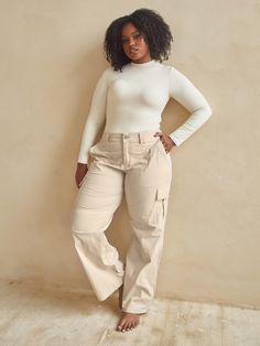 Cargo Pants Ecru Cargo Pants Outfit, Khaki Pants Outfit Women Casual, Cream Outfits For Women, Khaki Pants Outfit Women, Khaki Cargo Pants Outfit, Tan Pants Outfit, Cargo Outfits Women, Outfits With Cargo Pants, Cream Cargo Pants Outfit