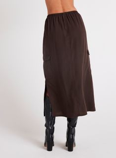 This Cargo Midi Skirt is a versatile addition to any wardrobe, featuring side slits for ease of movement and practical pockets for convenience. Made from soft Tencel fabric, this skirt is not only comfortable to wear but also stylish in beautiful colors. 100% TENCEL™Lyocell. Wardrobe Colour, Cargo Midi Skirt, Bella Dahl, Tencel Fabric, Chestnut Brown, Cool Look, Chunky Boots, Instagram Live, Leather Dresses