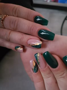 Trendy Fall Nails Green, Gold And Emerald Nails Ideas, Hunter Green Nails Acrylic Short, Green And Gold Biab Nails, Emerald Green And Gold Marble Nails, Nail Design Green And Gold, Dark Emerald Green Nails Design, Army Green Nails With Gold, Nails Inspiration Green And Gold