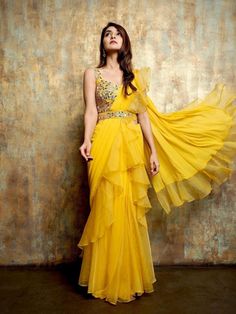 yellow colour saree Outfit For Haldi Function, Ruffle Saree With Belt, Dress For Haldi Function, Haldi Function Dress, Haldi Dress Ideas, Saree With Belt