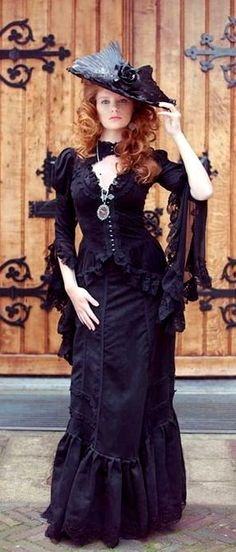 Southern Gothic Fashion, 1800s Womens Fashion, Black Victorian Dress, High Low Ball Gown, Wedding Victorian, Fashion Decades, Victorian Corset, Fashion Illustration Vintage