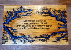 a wooden plaque with blue branches on it that says, las nigas personados que necescias en tu viasa