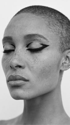 Grafik Eyeliner, Bold Eyeliner, Adwoa Aboah, Virgin Gorda, 얼굴 그리기, White Eyeliner, Hair Magazine