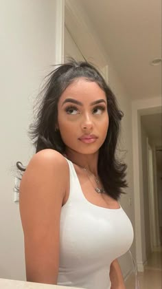 Selfie Poses Asian, Hairstyle Inspo Medium Length, Baddie Short Hair, Tan Skin Hair Color Ideas, Short Hair Baddie, Berlyn Wayans, Latina Baddie Aesthetic, Shorthair Haircut, Katie Sturino