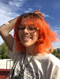 Medium Length Orange Hair, Short Wavy Ginger Hair, Halloween Hair Dye Ideas, Orange Hair Dye Ideas, Good Dye Young Hair Colors, Dyed Hair Orange, Orange Peekaboo Hair, Coral Orange Hair, Hair Dye Orange