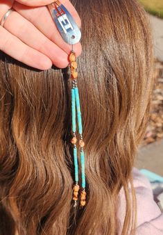 -plastic turquoise heishi beads. -ghost beads (juniper beads) -hairline -unisex navajo made kids/adult hairclip Navajo ghost beads: They are thought to represent an interconnection of the earth, trees, animals and humans. The beads bring peace, harmony and safety to the wearer. They protect one from evil spirits, ghosts and nightmares.😊 Native American Hair, Animals And Humans, Hair Decor, Indian American, Hair Charms, Bead Hair Accessories, Bone Jewelry, Ribbon Necklace, Earring Ideas