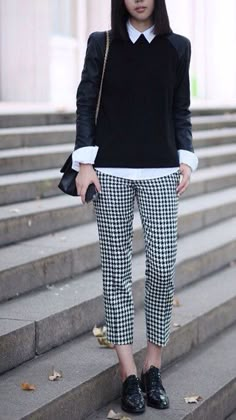 I do not own this work/El contenido no es de mi autoría. FIGHTING! Low Waist Pants, Gamine Style, Checkered Pants, Work Attire, College Outfits, Work Fashion, Work Casual, Outfits Casuales, Look Fashion