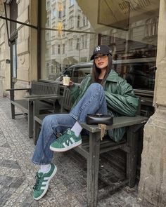 Samba Green Outfit, Ferxxocalipsis Outfit, Outfits Con Jeans Y Tenis, Green Sneakers Outfit, Green Shoes Outfit, Adidas Samba Outfits, Outfit Campus, Samba Outfits, Looks Adidas