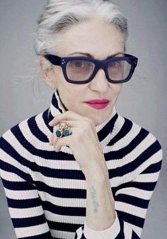 リンダロダンコーディネート - "ファッションは、60代からだ | Smart Beauty Fashion Salon^^ Linda Rodin Style, Linda Rodin, Stile Casual Chic, Ageless Style, Going Gray, Ageless Beauty, Wearing Glasses, Karen Walker