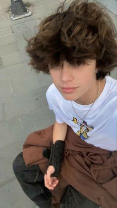 Brown Fluffy Hair Boy, Skater Boy Hair, Trans Boy Haircut, Skater Hair, Haircut Korean, Messy Hair Boy, Brown Hair Boy, Haircut Medium, Short Grunge Hair