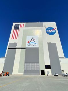 Artemis graphic installation at the NASA Kennedy Space Center Vehicle Assembly Building (VAB), completed by SuperGraphics. Nasa Employee Aesthetic, Nasa Building, Artemis Nasa, Nasa Artemis, Nasa Internship, Minecraft Space, Nasa Space Center, Nasa Johnson Space Center, Environmental Print