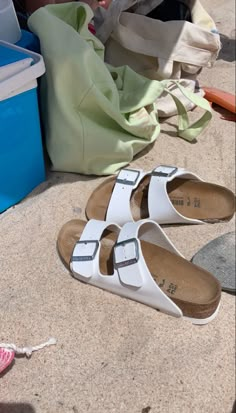 Beach Shoes Aesthetic, Hoka Shoes Woman, Croc Outfits, Birkenstock Sandals Outfit, Hot Chips, Hamptons Summer, Hoka Shoes, Sandals Outfit