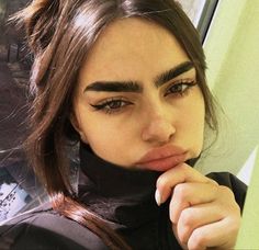 Thick Eyebrows Natural, Thicker Eyebrows Makeup, Ivana Santacruz, Big Eyebrows, Eyebrows Goals, Straight Eyebrows, Dark Eyebrows, Full Eyebrows, Black Eyebrows