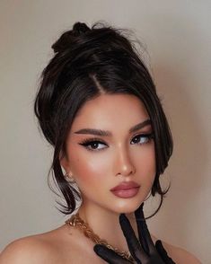 Makeup Inspo Brunette, Old Hollywood Makeup Glamor, Hollywood Makeup Glamour, Vintage Glamour Makeup, Vogue Makeup Looks, Elegant Glam Makeup, Vintage Glam Makeup, Old Hollywood Makeup Look, Fashion Makeup Editorial