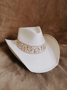 Handmade itemPremium Quality We are happy to present our new premium suede collection “Jolene” in ivory color.You are going to fall in LOVE with every detail. Handmade Made in Mexico Cowboy HatSuedeWaterproof SuedePremium SuedeIvory Color Wide brim 3.5 inches XS/S/M (55-57cm) M/L/XL (57-60cm)MUST HAVE! Beautiful handmade hats perfect to wear for any occasion! Be it a graduation party, a night out in the city or a fun sun-filled day at the beach! Fitted White Hat For Country Events, Western Style Wedding Hat With Flat Brim, White Fitted Hat Bands For Country Events, Fitted White Hat Bands For Country Events, Cream Country Style Hat For Country Events, Western Style Flat Brim Wedding Hat, Beige Felt Hat For Kentucky Derby And Country Events, White Western Felt Hat For Country Events, Beige Felt Hat For Kentucky Derby