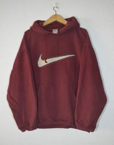 Sweatshirt Ootd, Vintage Nike Hoodie, Ootd Instagram, Aesthetic Sweatshirt, Red Streetwear, Fire Fits, Nike Vintage, Looks Street Style, Vintage Hoodies