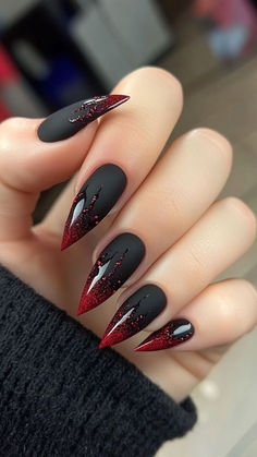 Nail Red And Black Design, Red Nail Halloween, Back Nails Designs, Halloween Red And Black Nails, Halloween Tips Nails, Halloween Blood Nail Art, Black With Red Tip Nails, Red Nails For Halloween, Blood Red Halloween Nails