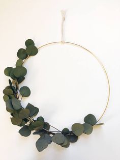 Modern Wreath Scandinavian Wreath, Wreath Minimalist, Couronne Diy, Holiday Wreaths Diy, Modern Wreath, Diy Case, Wine Bottle Diy Crafts, Diy Fall Wreath, Wine Bottle Diy