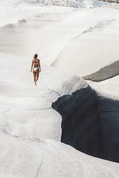 Sarah of Salty Luxe walking up the white rocks in Milos Greece Milos Photo Ideas, Milos Photoshoot, Milos Aesthetic, Milos Photography, Milos Greece Photoshoot, Milos Greece Aesthetic, Milos Greece Photography