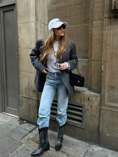 Denim Aesthetic Photography, Jeans And Black Boots Outfit, Snake Print Boots Outfit, Square Toe Boots Outfit, Jeans And Cowboy Boots Outfit, Print Boots Outfit, Boots For Women Cowboy, Botas Outfit, Red Boots Outfit