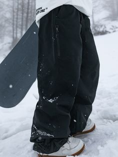 These baggy snowboard trousers are crafted with simplicity in mind, offering a contemporary, relaxed fit that's both stylish and functional. Designed to keep you dry on the slopes, they feature waterproof technology that ensures you stay comfortable no matter the weather. Step into a world of effortless style and reliable performance with our unisex nandn baggy ski pants, and conquer the mountain with confidence. Face Fabric & Lining Material Nylon & Polyester Membrane 10K Waterproof / 10K Breat Black Ski Outfits For Women, Steezy Ski Outfits, Baggy Ski Fit, Baggy Ski Pants, Cool Snowboarding Outfit, Snow Pants Outfit