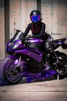 Yamaha r6 - agv pista gp rr - biker - womanbiker - purple Purple And Black Motorcycle Helmet, Pink Yamaha R6, R3 Bike, R6 Motor, R3 Yamaha, Bikers Outfit, Flores Aesthetic, Black Motorcycle Helmet, Purple Bike