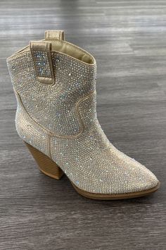 Gold rhinestone bootles Taylor Swift Glitter Boots, Cowgirl Boots Sparkly, Rhinestone Boots Outfit, Rhinestone Cowgirl Outfits, Rhinestone Cowboy Boots, Farm Tips, Taylor Concert, Rhinestone Boots, Boot Scootin Boogie