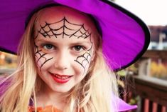 Einfaches Kinderschminken zu Halloween Spinnennetz in schwarz Halloween Schminke, Rock Painting Tutorial, Halloween Makeup Easy, Face Painting Halloween, Face Painting Designs, Kids Makeup, Halloween Make Up, Up Halloween