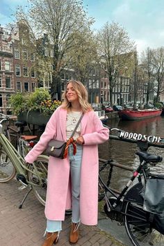 Amsterdam Outfit March, Amsterdam Girls Trip, Amsterdam Winter Outfit, Amsterdam Instagram Pictures, Amsterdam Outfit Ideas, Amsterdam Aesthetic Outfit, What To Wear In Amsterdam, Amsterdam Outfits