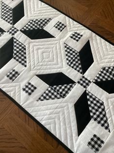 Nordic Star Table Runnercustom Ordermessage Me Your Color Preferences and I Will Sew One for You - Etsy Nordic Star, Quilting Tutorial, Runner Pattern, Art Quilting, Gift Crafts, Quilted Table Runners Patterns, Block Table, Quilted Table Toppers