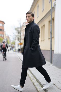 Elegant and suitable for any occasion. #businessstyle #summer #autumn #streetstyle #fashion #mensfashion #mensstyle #urbanstyle #citylife #forhim #men #fashion #urban #outfit Chic Black Outfits, Black Overcoat, Mens Fashion Magazine, Mode Casual, Men Street, Sneakers Men Fashion, Fashion Mode, Mens Street Style