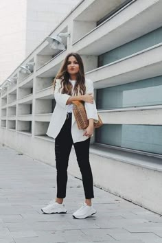 White Outfit Casual, Jeans And Sneakers Outfit, White Blazer Outfits, Outfit Elegantes, Blazer Outfits Casual, Office Outfits Women, Blazer Outfit, Elegante Casual, Casual Work Outfits