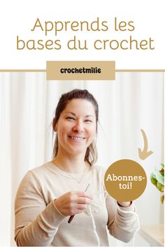 a woman is smiling and holding a crochet hook in her hands with the words apprends les bases du crochet above it