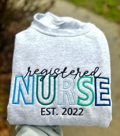 someone is holding up a sweatshirt that says, register nurse est 2022