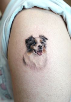 a small dog's head is shown on the back of a woman's thigh