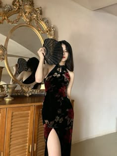 Chinese Outfits Traditional, Qipao Modern Cheongsam, Qipao Black, Chinese Dress Modern, Chinese Prom Dress, Modern Chinese Dress, Qipao Modern, Chinese New Year Outfit