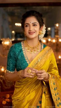 Simple Saree Look With Gold Jewellery, Traditional Saree Makeup Look, Bridal Saree Designs Latest, Makeup Look On Saree, Banarasi Silk Blouse Designs Latest, Elderly Wedding Guest Outfit, Haldi Bride Saree, Haldi Saree Blouse Designs, Silk Saree Makeup Look