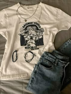 Downtown Graphic Tees, Graphic Tee Fashion Outfits, Outfit Ideas Graphic Tees, John Galt Outfits, Downtown Shirts, Downtown Girl Shirts, Vintage Tees Outfit, Downtown Aesthetic Outfit, Downtown Girl Outfits