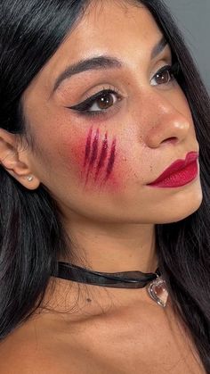 Make Up Look For Halloween, Cute Easy Halloween Makeup Simple, Easy Makeup Looks Halloween, Makeup Looks Halloween Easy, Halloween Make Up 2024, Simple Makeup Halloween, Easy Creepy Halloween Makeup, Maquillage D'halloween, Make Up Halloween Aesthetic