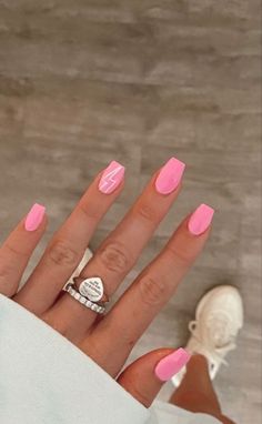 Small Fake Nails Ideas, Straight Square Nails Short, Nails 2023 Trends Easy, Cute Nails Not Acrylic Or Gel, Acrylic Nail Designs Preppy, Cute Spring Nail Ideas 2023, Simple White Nail Inspo Short, Shorts Acrylic Nails Almond, Preppy Nails Short Gel